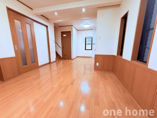 新高2丁目中古戸建の居間・リビング|◆広々LDKです！木目の床・建具が柔らかな空間を演出♪
◆2階にリビングを配しているため、通行人の視線を気にせず、ゆっくりと寛ぐことができます！