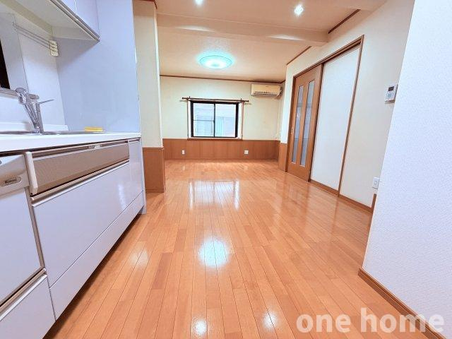 新高2丁目中古戸建の居間・リビング|◆LDK 別角度です！
◆キッチンは空間を有効活用できる壁付けタイプです！