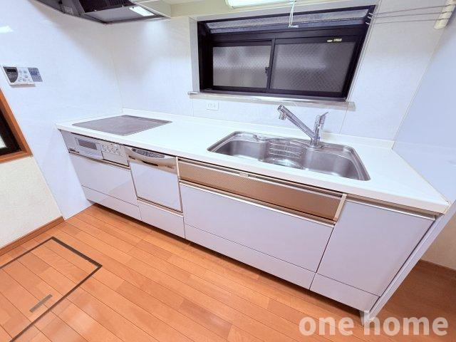 新高2丁目中古戸建のキッチン|◆システムキッチンはIHクッキングヒーターでお手入れラクチンです！
◆時短が叶う食器洗浄乾燥機 搭載です！
◆キッチンに窓があり、自然光が差し込む明るいキッチンです！