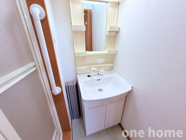 新高2丁目中古戸建の独立洗面台|◆洗面化粧台がございます！洗面ボウル下に日用品を収納できます！
◆【即日内覧会開催中】土日はもちろん！平日仕事終わりの内覧も可能です！