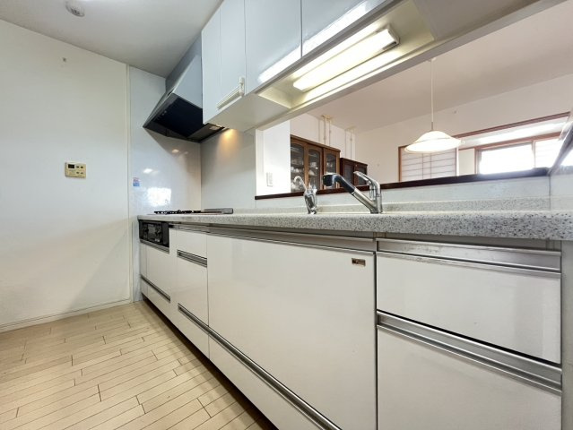 常滑市北条１丁目の中古マンションのキッチン|リビングの様子を見ることができるカウンターキッチン☆