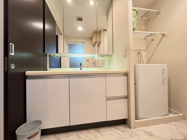 常滑市北条１丁目の中古マンションの独立洗面台|三面鏡の洗面化粧台でしっかり収納ができます☆