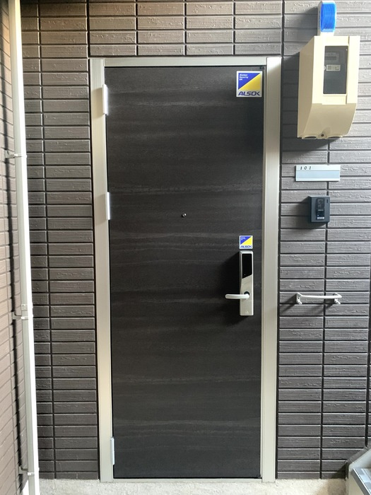 グラン・コート末広通の玄関|同建物内別部屋の写真です。