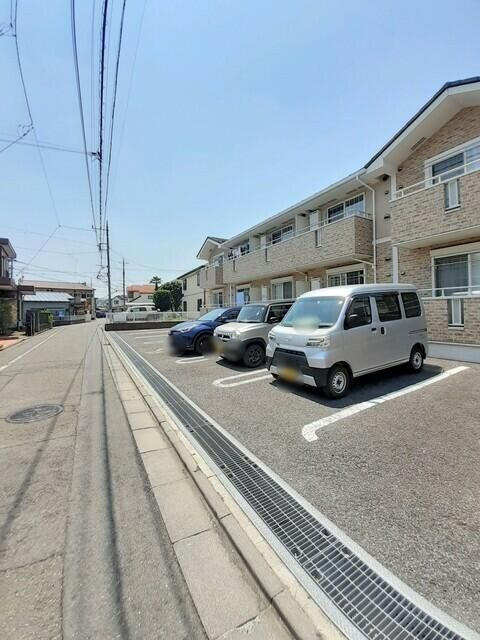 プリムヴェール　ジャルダンの駐車場