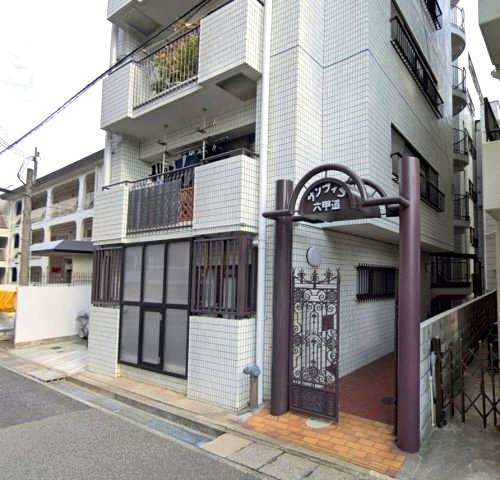 サンヴィラ六甲道のエントランス|JR線六甲道駅・阪神線石屋川駅が徒歩圏。将来のお子様の通学も視野に入れると各方面アクセスがいい住居は日々の生活を助けてくれますね。
