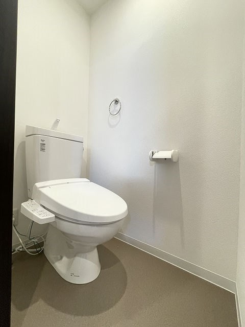 尼崎市西大物町のアパートのトイレ|落ち着いた色調のトイレです