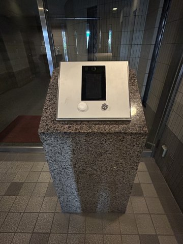 ファミール赤羽シティアヴェニューの防犯設備|オートロック付きエントランス