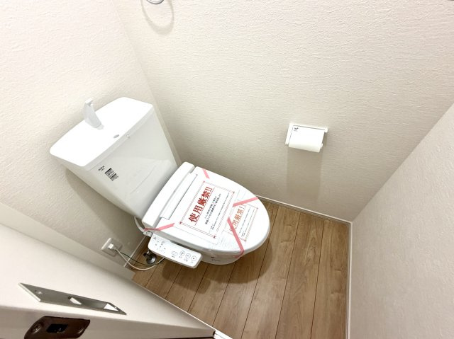 越谷市谷中町５期１号棟ケイアイグレース　新築戸建のトイレ|床材には防汚性・耐水性に優れた素材を使用。飛び散り汚れもサッと拭くだけで綺麗になります。
