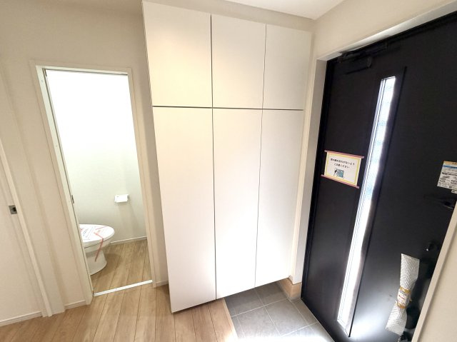 越谷市谷中町５期１号棟ケイアイグレース　新築戸建の玄関|可動棚付きでブーツや高い靴もすっきり収納。使い勝手の良いシューズボックスです。