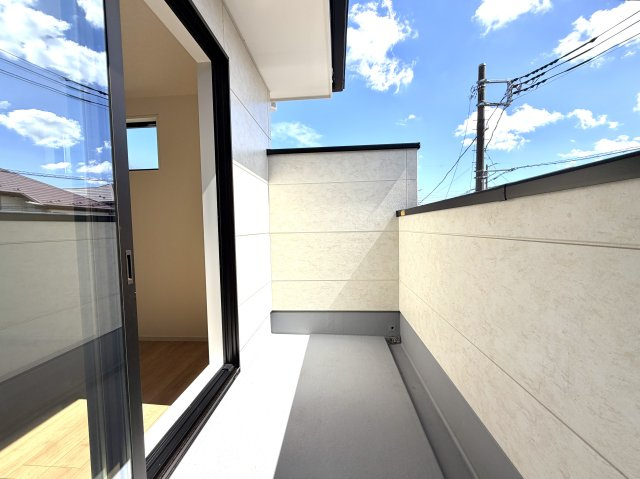 越谷市谷中町５期１号棟ケイアイグレース　新築戸建のバルコニー|ワイドスパン仕様で広々としたバルコニー。一度にたくさんの洗濯物や布団を干すことができます。