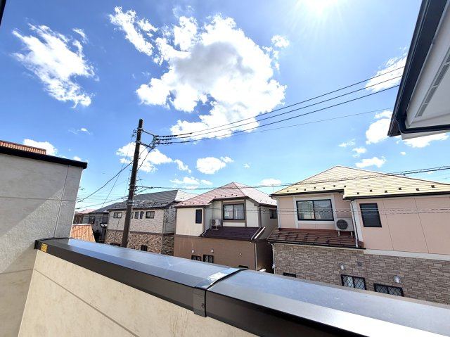 越谷市谷中町５期１号棟ケイアイグレース　新築戸建の展望|青空が広がる開放的な見晴らし。毎日バルコニーに出るのが楽しみになるような清々しい眺望です。