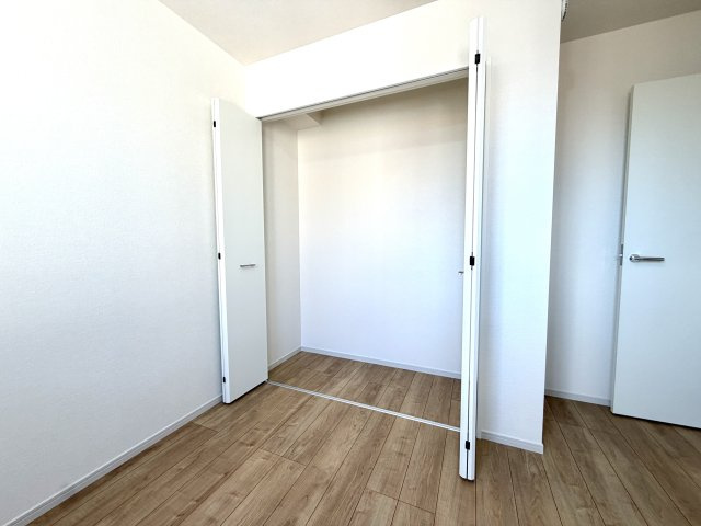 越谷市谷中町５期１号棟ケイアイグレース　新築戸建の収納|中の荷物が一目で見渡せる使いやすいクローゼット。サッと取り出せるので朝の身支度も時短になります。