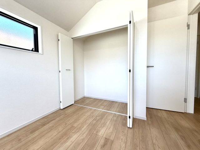 越谷市谷中町５期１号棟ケイアイグレース　新築戸建の収納|ロングコートや丈の長いワンピースもシワにならず綺麗に掛けられる、高さにゆとりがある収納です。