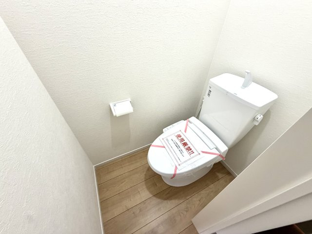 越谷市谷中町５期１号棟ケイアイグレース　新築戸建のトイレ|2つ目のトイレがあることで来客時もご家族が気兼ねなく利用可能。お互いのプライバシーを守れます。