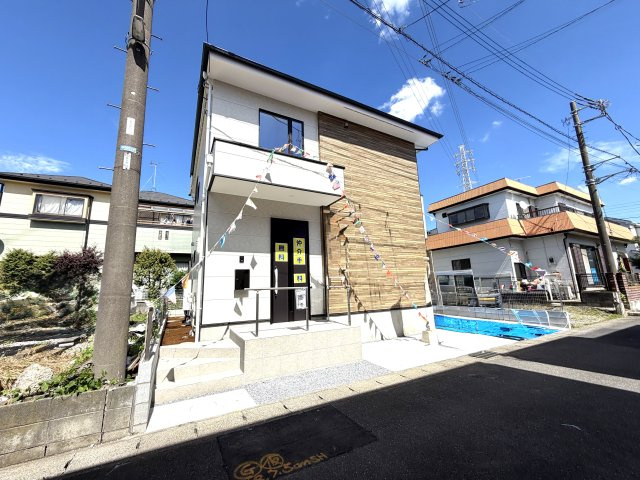 越谷市谷中町５期１号棟ケイアイグレース　新築戸建の外観|直線的なフォルムが現代的なスタイリッシュ外観。洗練された都会的な印象を与えてくれます。