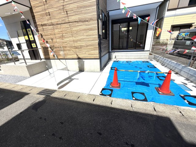 越谷市谷中町５期１号棟ケイアイグレース　新築戸建の駐車場|整地が行き届いたコンクリート敷きの2台用駐車場。雑草の手間もなく、いつでも清潔に保てます。