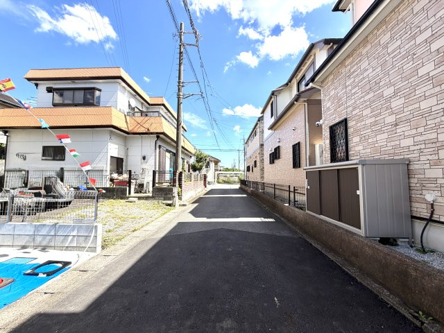 越谷市谷中町５期１号棟ケイアイグレース　新築戸建の前面道路含む現地写真|交通量が限られた安心感のある前面道路。お子様やペットとの散歩、毎日の通勤通学も安全に行えます。