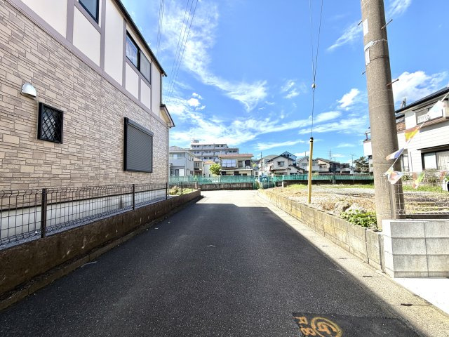 越谷市谷中町５期１号棟ケイアイグレース　新築戸建の前面道路含む現地写真|車の通り抜けが少ない道路構造のため防犯面でも安心。お子様の登下校や毎日の歩行も安全な環境です。