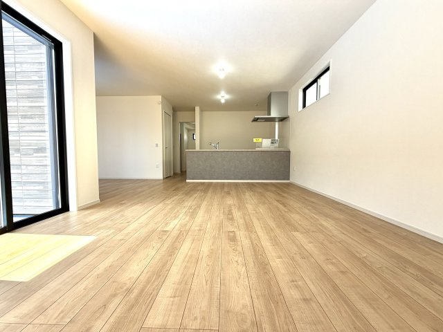 越谷市谷中町５期１号棟ケイアイグレース　新築戸建の居間・リビング|1日を通して柔らかな自然光が広がるリビング。お好みの家具で自分好みの空間づくりが楽しめます。