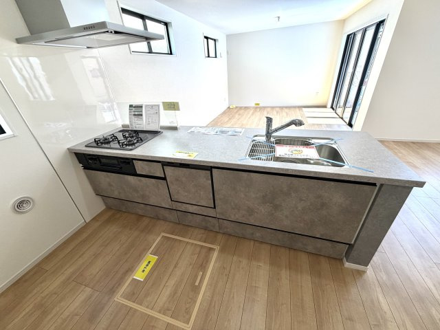 越谷市谷中町５期１号棟ケイアイグレース　新築戸建のキッチン|シンクが広く大きなお鍋やフライパンも洗いやすいキッチン。水はけが良く日々の掃除も簡単です。