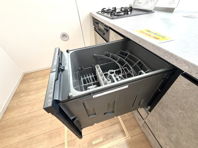 越谷市谷中町５期１号棟ケイアイグレース　新築戸建のキッチン|食洗器を標準装備したキッチンです。家事の負担を軽減し、家族との時間を増やせます。