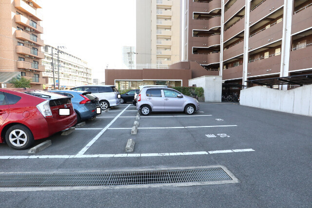 厚生町クラウンズマンションの駐車場