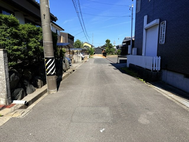 常滑市町小倉町5丁目　中古戸建の前面道路含む現地写真