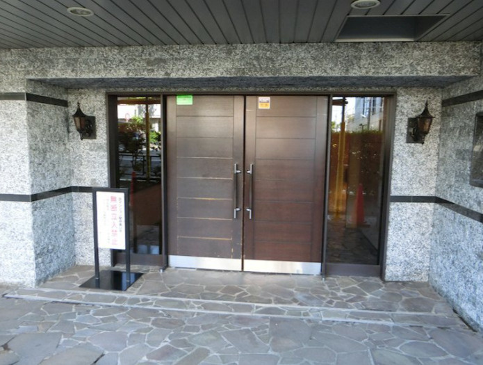 フェニックス方南町弐番館のエントランス