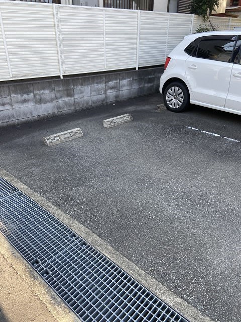 尼崎市若王寺２丁目のアパートの駐車場