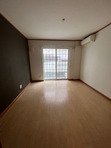 尼崎市若王寺２丁目のアパートの居間・リビング