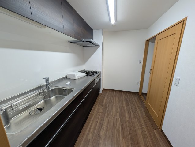 目黒本町マンションのキッチン|コンパクトなキッチンで掃除もラクラク
