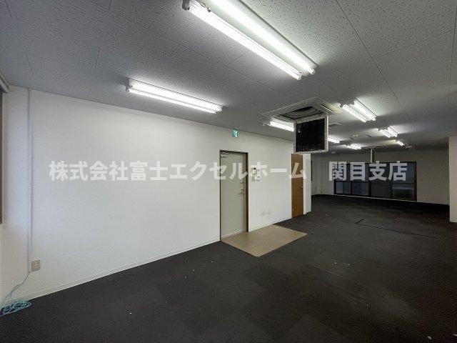エンポリウムビルの内装