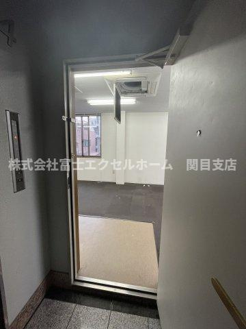 エンポリウムビルの玄関