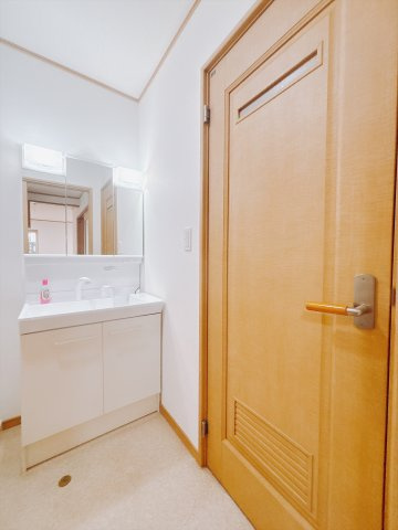 【中古戸建】伊勢崎市昭和町の独立洗面台|■洗面室｜三面鏡の洗面台は鏡の裏が収納ポケットになっているので、ヘアケア用品や歯ブラシなどでごちゃつきがちな洗面台周りがスッキリ片付きます。　