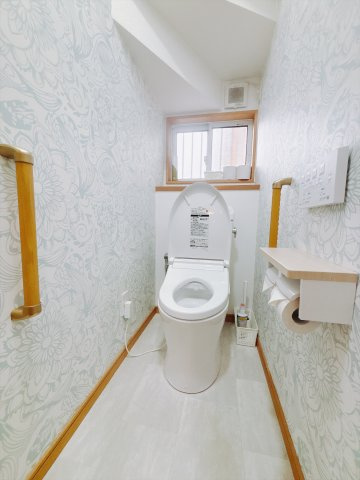 【中古戸建】伊勢崎市昭和町のトイレ|■トイレ｜白を基調としたトイレになってます♪窓付きなので常に綺麗を保てます♪