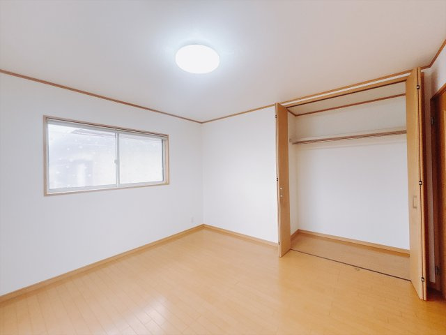 【中古戸建】伊勢崎市昭和町の洋室|■2階洋室｜子供部屋のメリットは「自立心を養うことができる」「自分で整理整頓できるようになる」そして、お子様が成長した際には「プライバシーを確保できる」といい事だらけ♪
