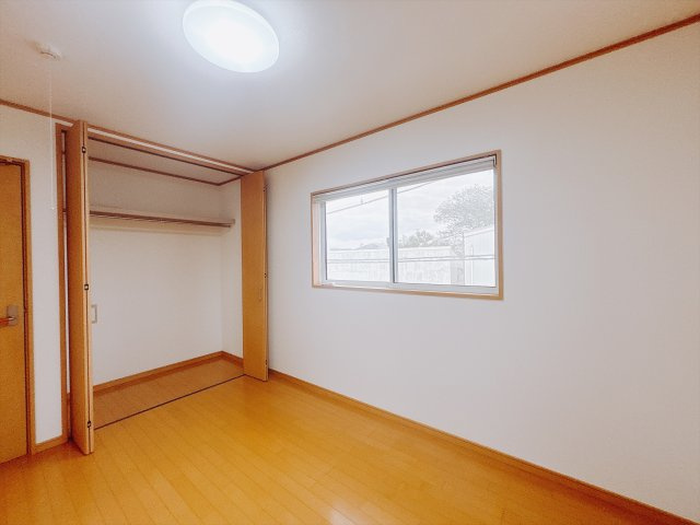 【中古戸建】伊勢崎市昭和町の洋室|■2階洋室｜2階各居室には収納をご用意しています♪常にお部屋を綺麗に保てます！小さなお子様も自然とお片付けができるようになるのでうれしいですよね！