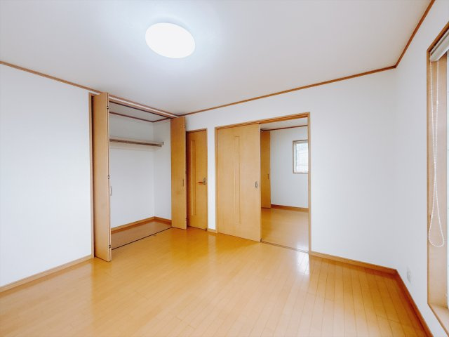 【中古戸建】伊勢崎市昭和町の洋室|■2階洋室｜お子様の一人部屋にピッタリな洋室。木のぬくもりを感じるフローリングは、天然木の味わいが時とともに深みを増していきます。また、傷にも強く、フリーワックスでお手入れもラクラクです♪