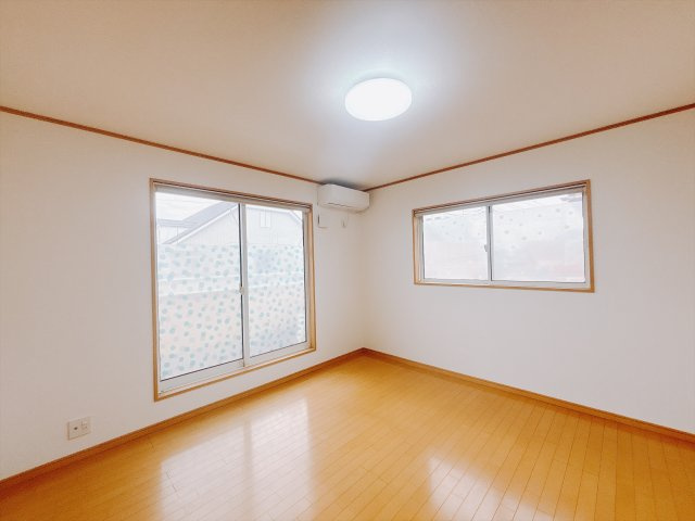 【中古戸建】伊勢崎市昭和町の洋室|■2階洋室｜2面採光で明るい1階の洋室。全部屋フローリングなので、お掃除がしやすいです♪大きな収納もあって嬉しい！