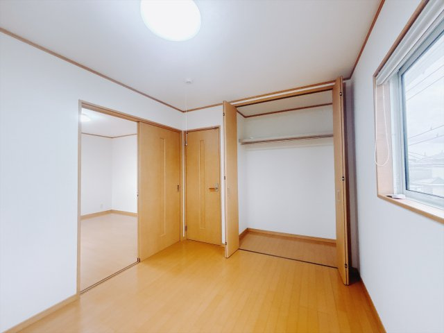 【中古戸建】伊勢崎市昭和町の洋室|■2階洋室｜お勉強などに疲れたら気晴らしもできますね♪収納も大容量で、お部屋がいつでもスッキリ片付きます＊。