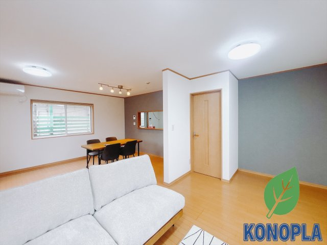 【中古戸建】伊勢崎市昭和町の居間・リビング|■リビング｜落ち着きのある表情を見せるリビングダイニング。太陽の光がたっぷり差し込むリビングは、自然とご家族が集まる居心地の良い空間です。