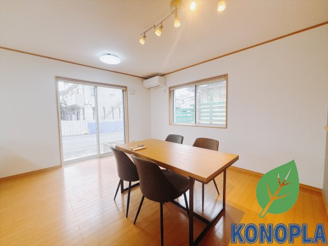 【中古戸建】伊勢崎市昭和町の居間・リビング|■リビング｜大きい窓からあたたかいたっぷりの光が入ります♪開放的な空間で毎日をもっと快適に(*＾＾*)
