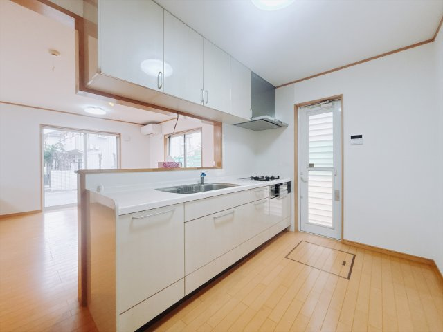 【中古戸建】伊勢崎市昭和町のキッチン|■キッチン｜ワークトップの幅が広く、お子様といっしょにお料理をつくったり、ちょっとしたパーティーも楽しめます。フラットなのでお掃除がしやすいのもポイントです♪