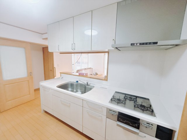 【中古戸建】伊勢崎市昭和町のキッチン|■キッチン｜全スライド式収納キッチン♪お皿や鍋の出し入れもラクラクです（＾＾）！
