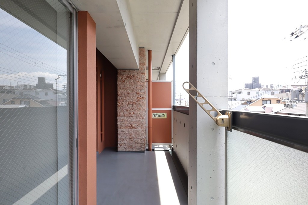 パレ東塚口Ⅰ本館のバルコニー|南向きバルコニーで陽当たりが良く、洗濯物やお布団もしっかり干せる実用的なスペースです。