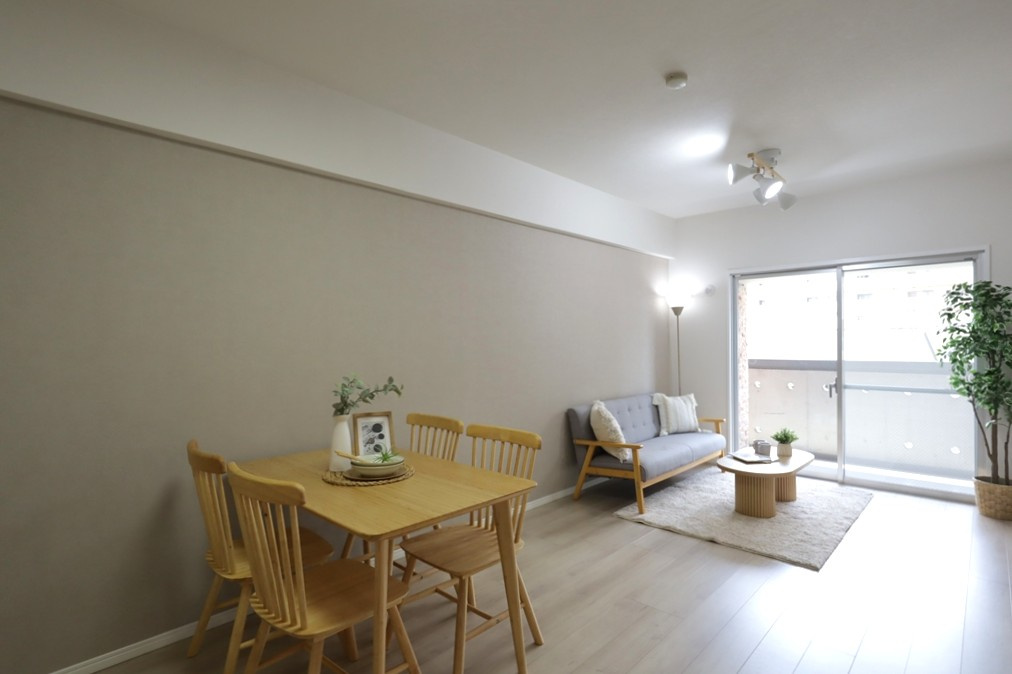 パレ東塚口Ⅰ本館の居間・リビング|限られた空間を有効活用したLDKは、家具の配置もしやすく、すっきりとした暮らしを実現できます。