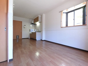 【居間・リビング】 | ※角部屋の写真です