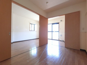 【洋室】 | ※角部屋の写真です