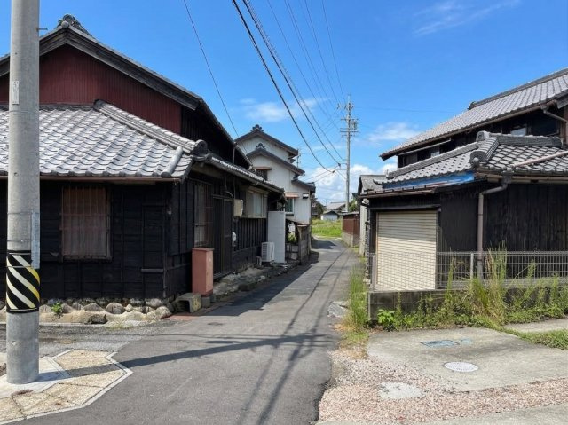 常滑市苅屋町1丁目　中古戸建の前面道路含む現地写真