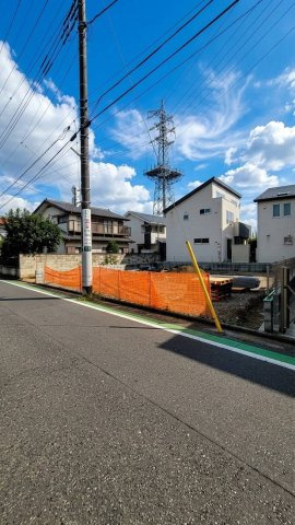 売土地の前面道路含む現地写真